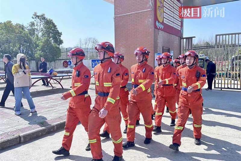 小學生（shēng）開展智能消防演練（liàn），沉浸式培訓築牢安全防線